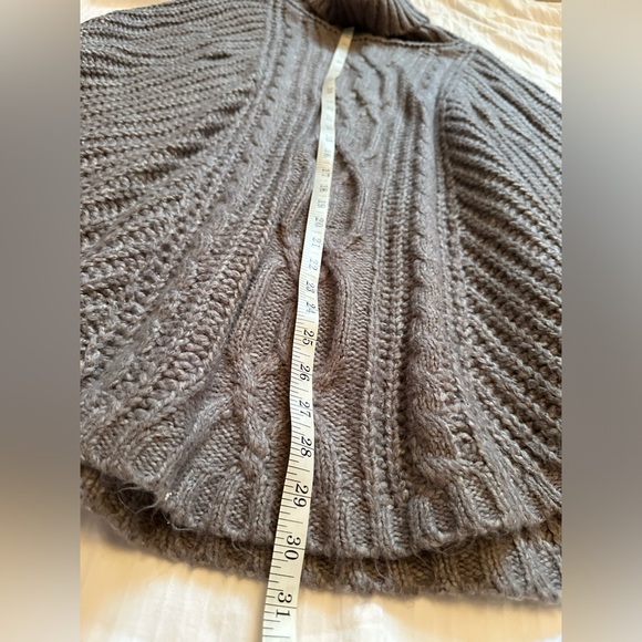 Thick soft grey poncho - Picture 5 of 5